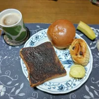 チョコレートトースト、ホイップクリームあんパン、豆パン、沢庵、ホットコーヒー、バナナ(朝ご飯)|enarinさん