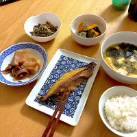 にしんの粕漬け、かぼちゃ煮、ぜんまいと油揚げの煮物、いか大根、わかめと豆腐のお味噌汁。|くろーぶやんさん
