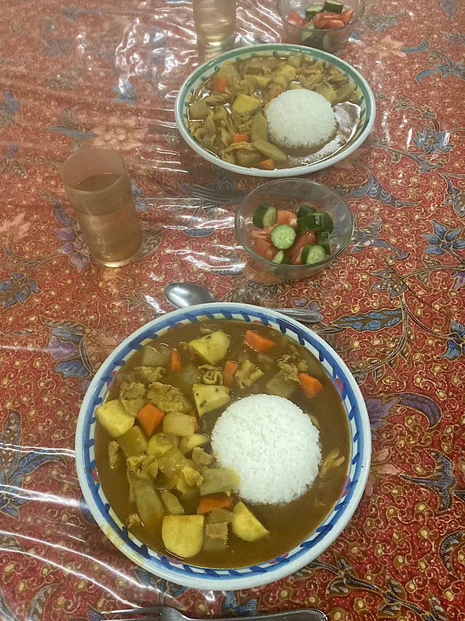 今日の晩ご飯　田舎風おふくろの味カレー　今日は昼ご飯を「海鮮浜焼きバイキング まるはま」さんで鬼喰いしたので、晩ご飯はさっぱり目に和風カレーを作りました。豚バラスライス、玉ねぎ、里芋、人参、ごぼう、大根、舞茸をバーモントカレー中辛、東丸うどんスープ、S&Bカレー粉で炒めずに煮ました。隠し味に中濃ソースをちょいたらします。|なびさん