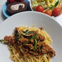 ☆夕飯☆今週は冷凍庫在庫整理週間です。冷凍してあったミートソース、ほうれん草。野菜室の野菜でサラダ、もらったデザート　|ｼｮｺﾗさん