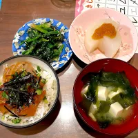 漬け丼　豆腐とわかめの味噌汁　ふろふき大根ゆず味噌のせ　ほうれん草の胡麻和え| おさむん17さん