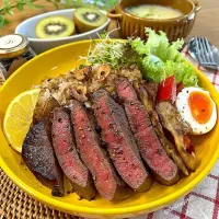 ステーキ＆ガーリックピラフ🥩|ラゴさん。さん