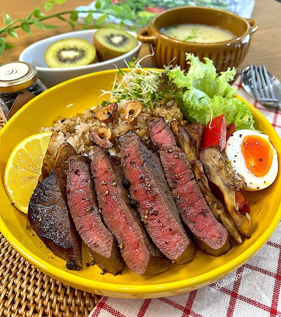 ステーキ＆ガーリックピラフ🥩|ラゴさん。さん