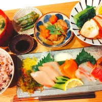 お刺身盛り合わせ、里芋と鶏肉の煮物、煮豚と味付け玉子、いんげんの胡麻和え、十六穀米、ほうれん草と玉子のスープ|samさん