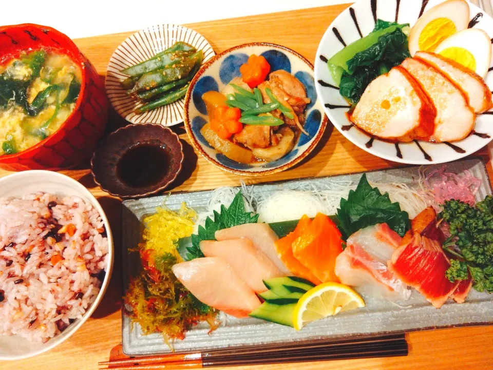 お刺身盛り合わせ、里芋と鶏肉の煮物、煮豚と味付け玉子、いんげんの胡麻和え、十六穀米、ほうれん草と玉子のスープ|samさん