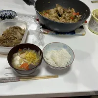 パパ飯☆鶏皮の野菜炒め☆落とし卵と根菜のみそ汁☆松前漬け|Saharaさん