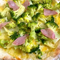 ピザにたっぷりブロッコリー🥦トッピング〜🍕|keitanさん