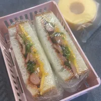 娘さん音楽発表会用。シャウ、ピーマン、卵、チーズサンド。ケチャップ味でピザ風になるかな？小さめなのでバウム付き。|hanakoさん