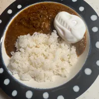 ペッパーチキンカレー（ファミマ）恐竜茹で卵|こっぷさん