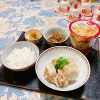 grandmaの晩ごはん☆ 3時頃ぼた餅を２つも食べたから今夜は大根と里芋をイカ🦑といっしょに炊きました

キンカンの甘煮が食後にいいデザートに…
頂きます|kaoriさん