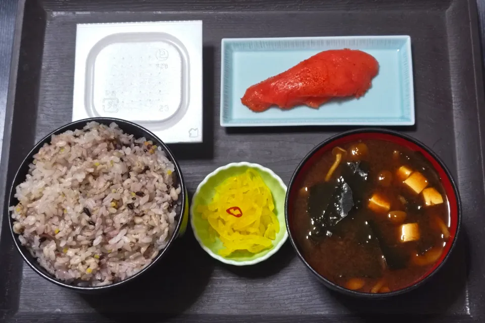 今日の朝ごはん（十五穀ごはんに辛子明太子、納豆、赤だしのなめこ汁、たくあん）|Mars＠釜飯作り研究中さん