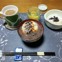 お汁粉、沢庵、ホットコーヒー、バナナとカシスジャム入りヨーグルト(朝ご飯)|enarinさん