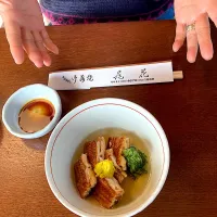 今日の昼ご飯@鰻の名店「千住名代 尾花」さん　今日は三十何年か振りに「尾花」さんにきました。こちらは予約はとらず、現金のみの職人気質のお店てす。11時30分開店のところ2時間以上前の9時15分頃きましたが、それでもすでに2組先客が並んでいました。まずはうざくをいただきます。（実況中継開始）