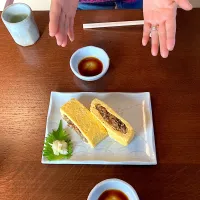 今日の昼ご飯@鰻の名店「千住名代 尾花」さん　続いてうまきをいただきます。とてもいい玉子を使っていて色も香りも味も最高です。また鰻を惜しげもなく使っています。（実況中継中）