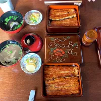 今日の昼ご飯@鰻の名店「千住名代 尾花」さん　鰻重（上）と肝吸いとお新香をいただきます。鰻は口の中でふわっととけて、至福の味わいです。名古屋のパリパリ鰻も美味しいですが、江戸っ子のぼくはやはり蒸した後焼く関東風が好きです。そして、なかでも尾花は別格です。（実況中継終了）|なびさん