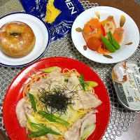 豚肉と白ネギのバター醤油生パスタ　サーモンマリネサラダ　クリームチーズブレッド|チャコイブさん