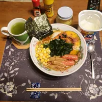 ワカメラーメン、沢庵、熱い日本茶、ヨーグルト(昼飯)|enarinさん
