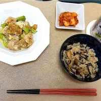 ひじきとしめじの炊き込みご飯🍄‍🟫と鶏とアボガドのワサビマヨ和え🥑|S h i z🦋さん