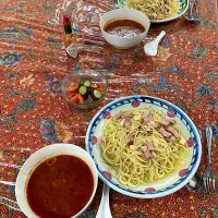 今日の晩ご飯　ベーコン入りスパゲッティ・アーリオ・オーリオ・ペペロンチーノ、キャンベルの缶詰を使ったミネストローネ、イタリアンサラダ（イタリアントリコロールのトマトときゅうりにバルサミコ酢とオリーブオイルをかけました）|なびさん