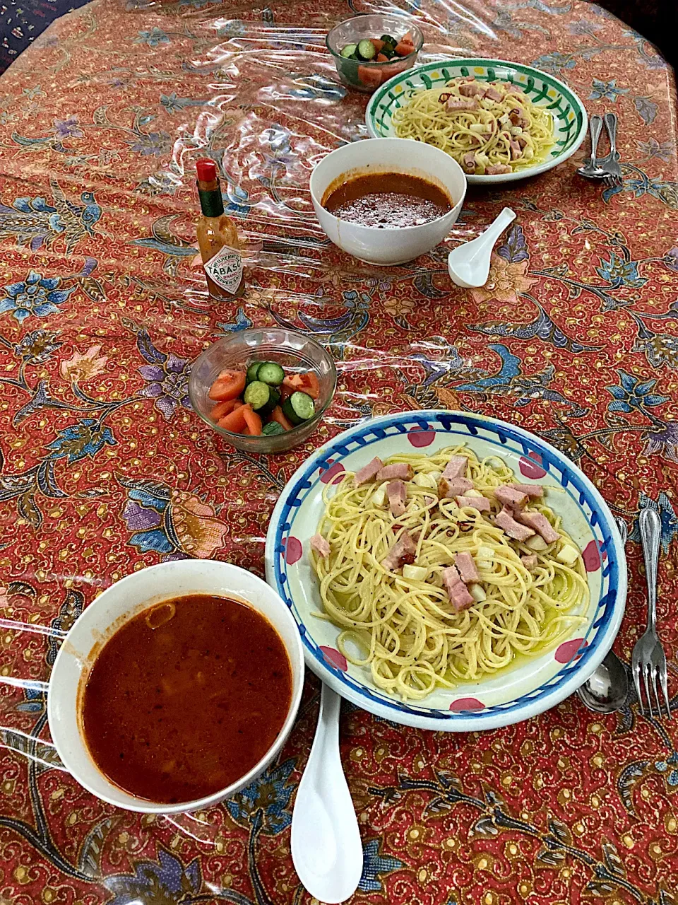 今日の晩ご飯　ベーコン入りスパゲッティ・アーリオ・オーリオ・ペペロンチーノ、キャンベルの缶詰を使ったミネストローネ、イタリアンサラダ（イタリアントリコロールのトマトときゅうりにバルサミコ酢とオリーブオイルをかけました）|なびさん