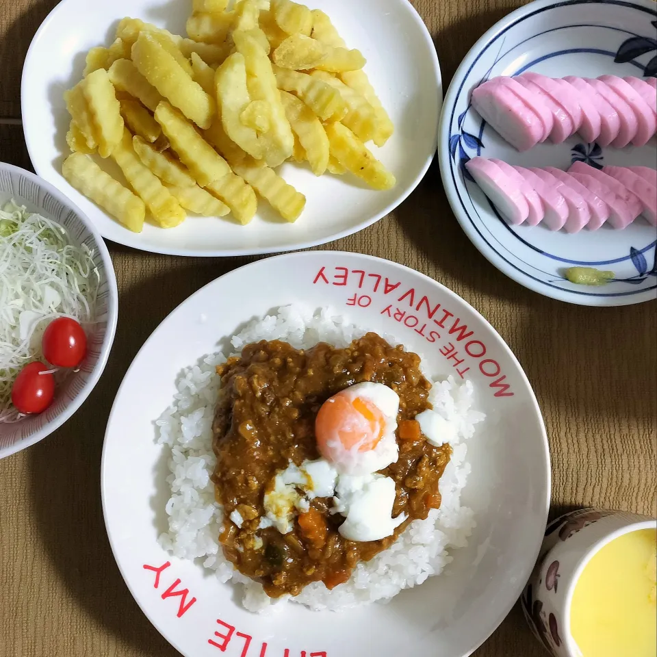 🌛*゜キーマカレー / フライドポテト / かまぼこ / サラダ / コーンスープ|Ayakaさん