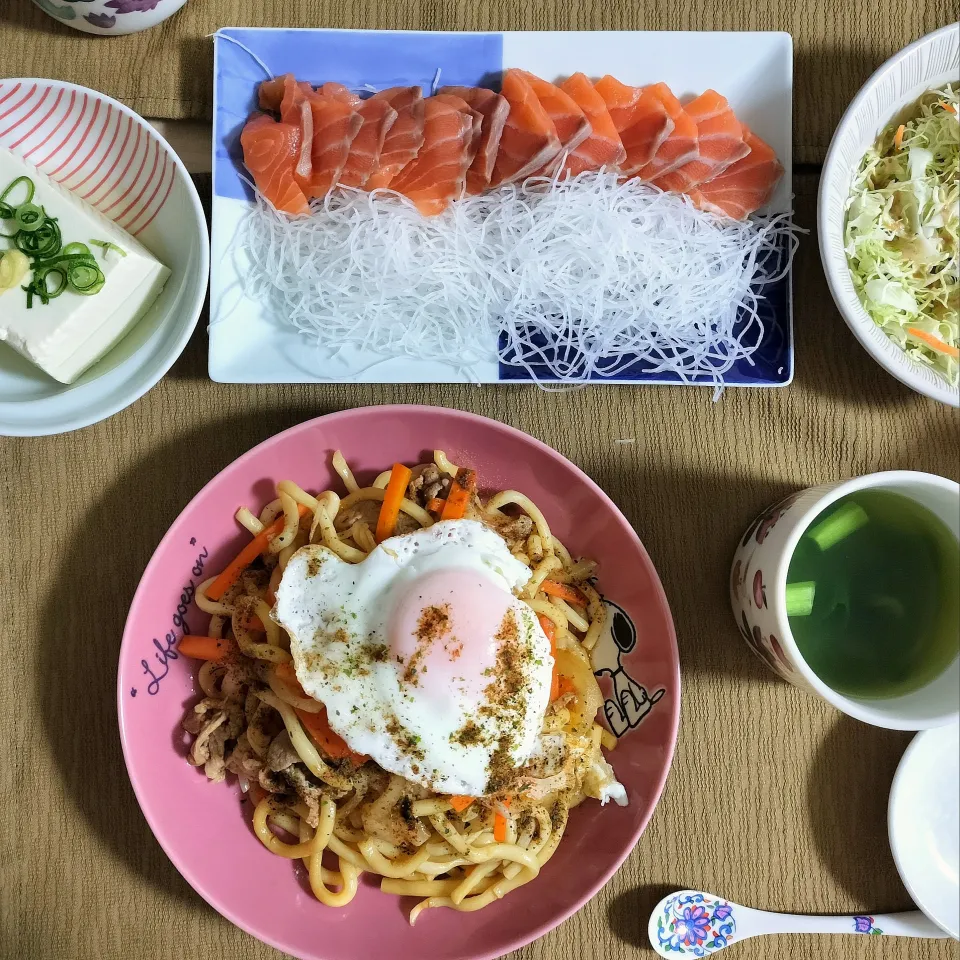 🌛*゜焼きうどん / サーモン刺身 / 冷奴 / サラダ / 中華スープ|Ayakaさん