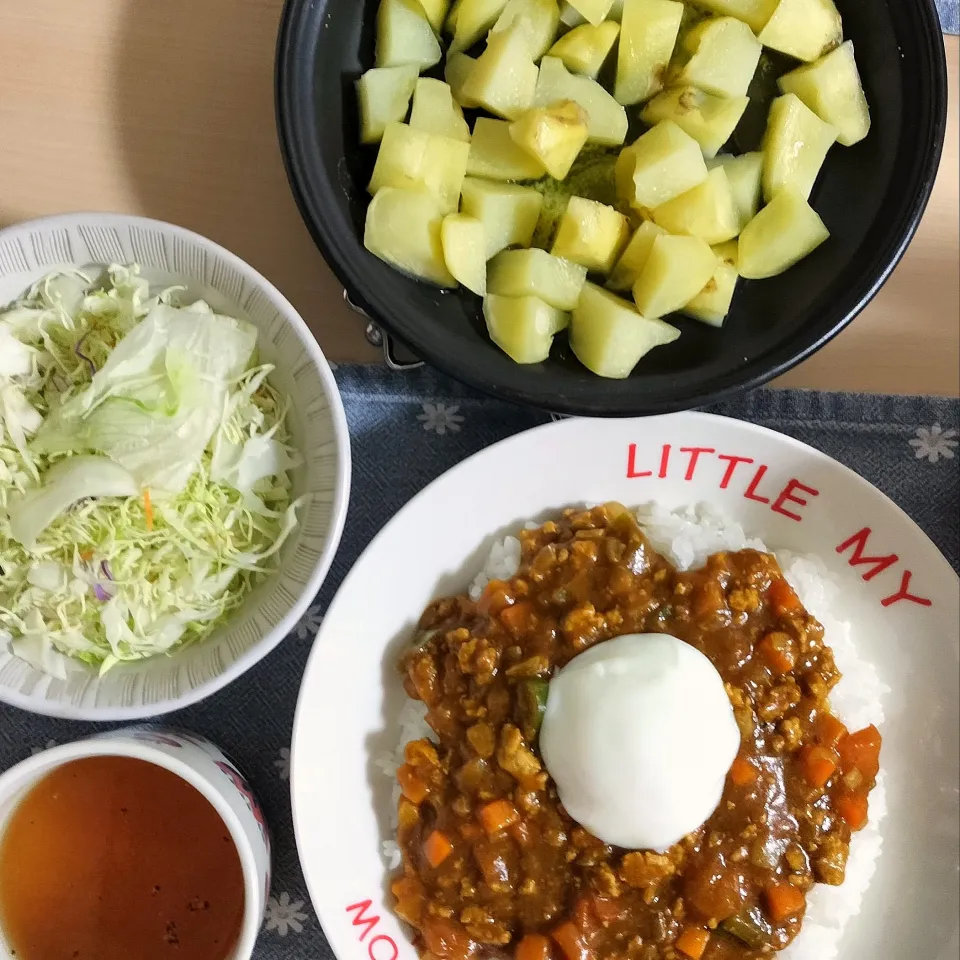 🌛*゜キーマカレー / じゃがバタ / サラダ / コンソメスープ|Ayakaさん
