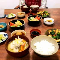 もつ煮込み、油揚げと菜の花のオイスターソース炒め、白菜の浅漬け、昨日の残り|タロッカ主夫見習いさん