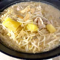 豚骨スープもやし鍋🍲！|Mayumiさん