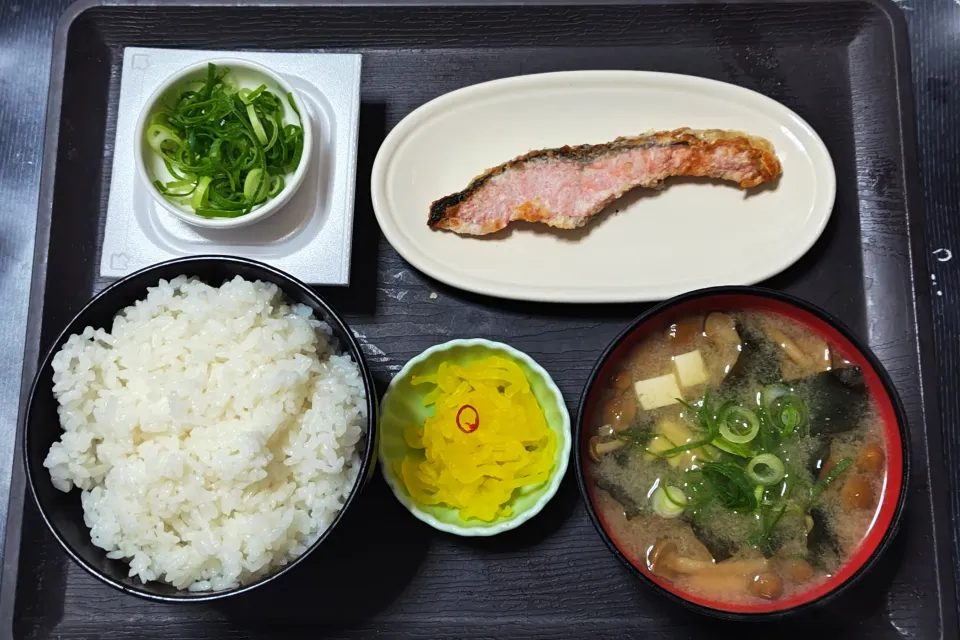 今日の朝ごはん（ごはんは千葉県産コシヒカリ、焼鮭（激辛）、納豆、なめこ汁、たくあん）|Mars＠釜飯作り研究中さん
