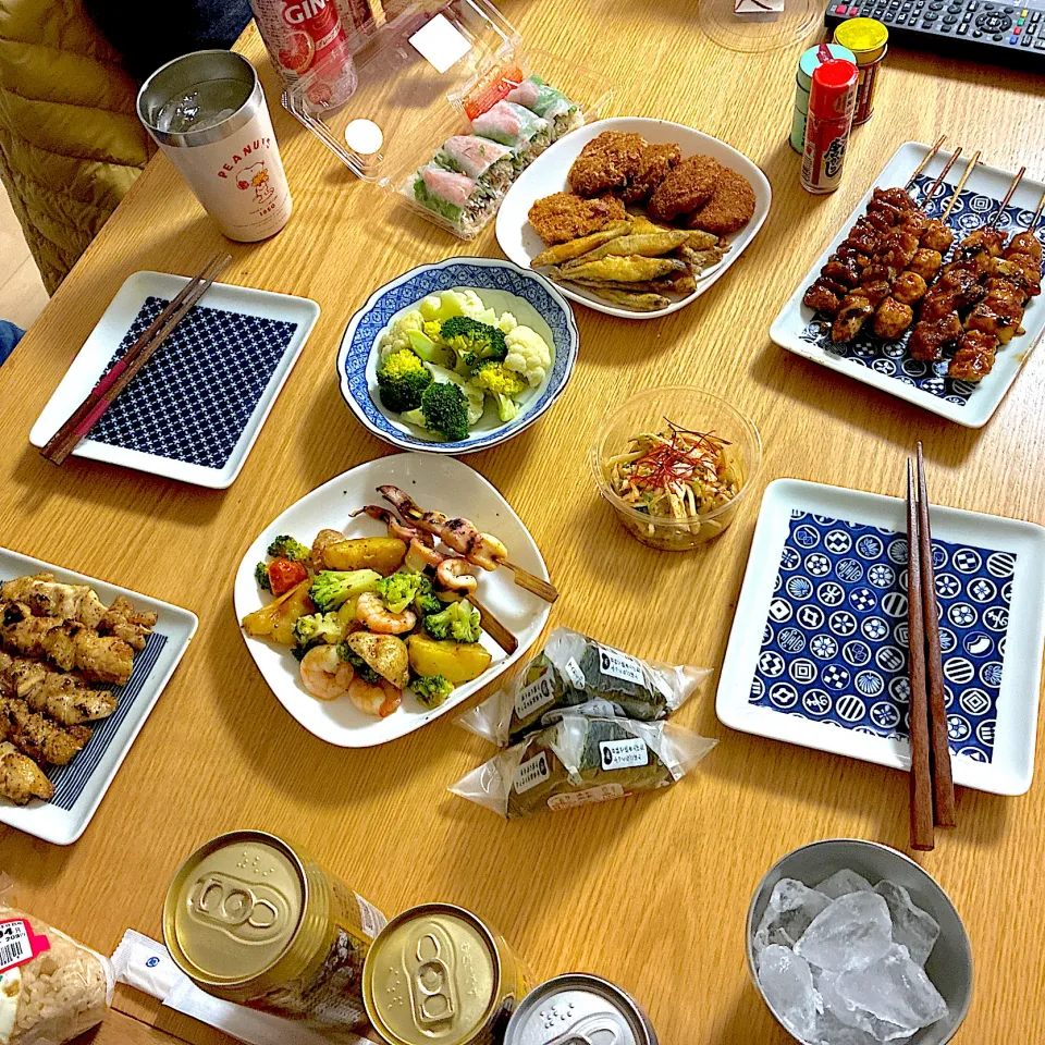 焼き鳥たれ、塩、海老とブロッコリーのガーリックソテー、ししゃも唐揚げ、ひれかつ、メンチカツ、温野菜、生春巻き、蒸し鶏とザーサイの中華和え。|くろーぶやんさん