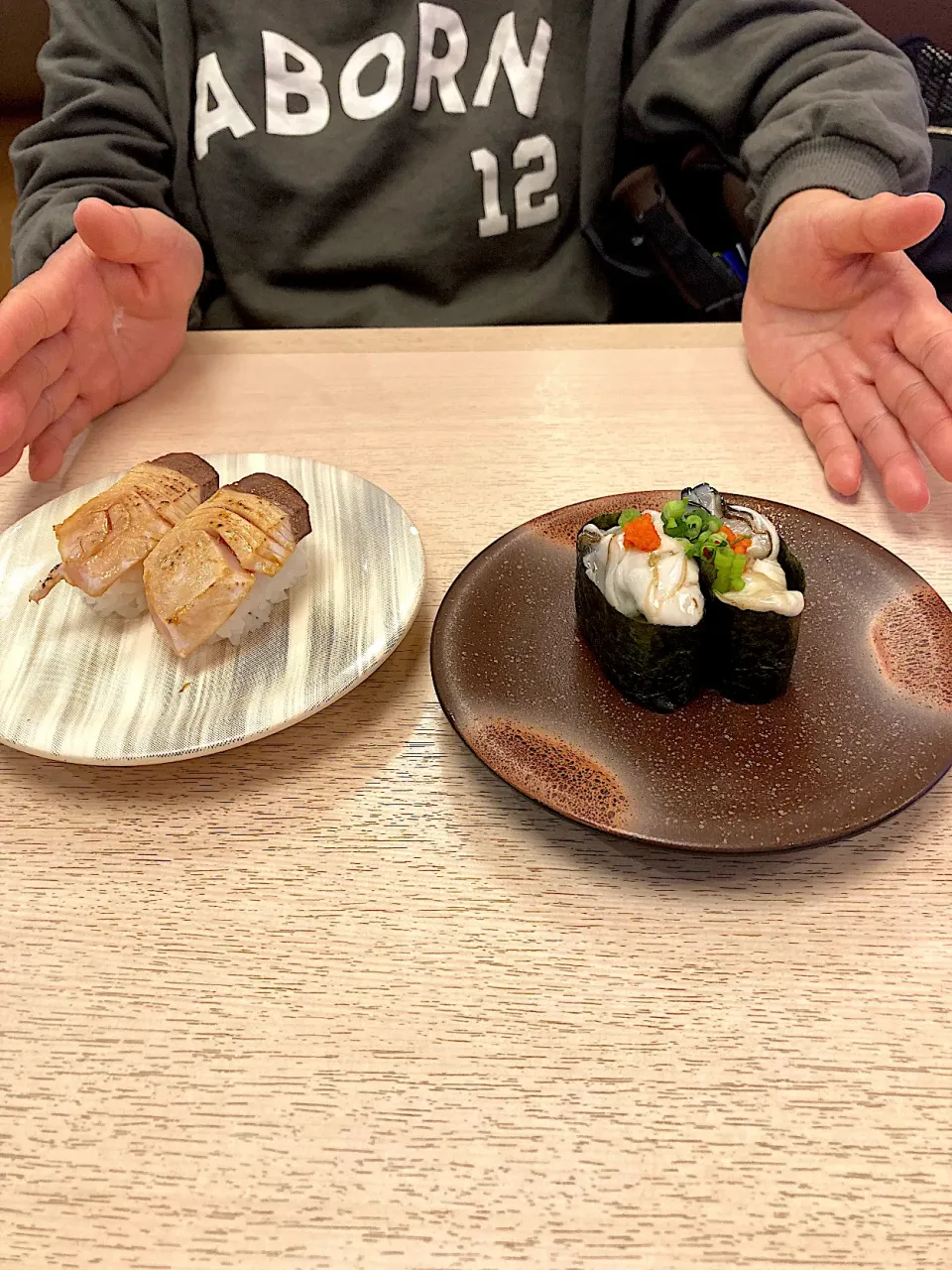 今日の昼ご飯@「地魚鮨 船主」　生牡蠣軍艦と寒ブリの炙りをいただきまーす😋（実況中継中）|なびさん