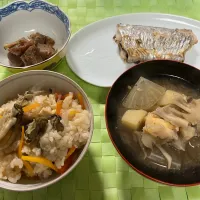 牡蠣ご飯と大好きな太刀魚の塩焼きと朝のお味噌汁と昨日のこんにゃく煮。ご飯は2膳はいくな😊年末年始少し遊んだので、緊縮生活突入👊|tamemitiさん