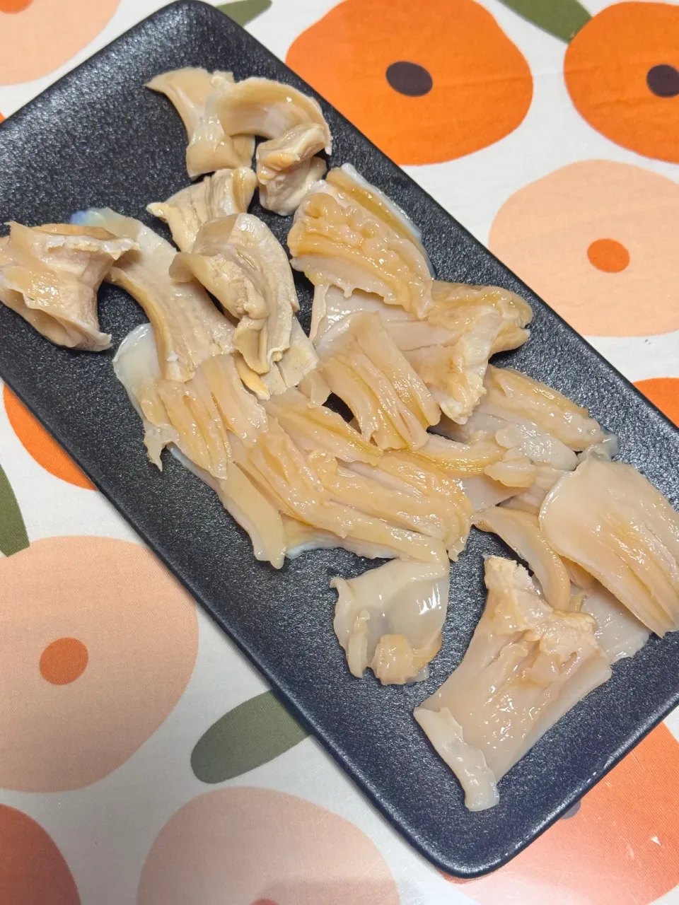 白ミル貝、今日ははまぐりとパクチーとキクナとお豆腐で鍋にします。|リキュール ポアロさん