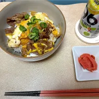 牛肉の卵とじ丼🥩🥚|S h i z🦋さん
