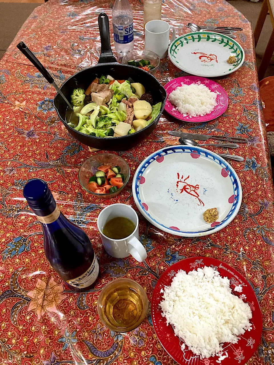 今日の晩ご飯　明朝、名古屋に戻るので今日はぼくのフェアウェルディナーです。と言ってもぼくが作りましたが。野菜たっぷりのポトフとトマトときゅうりのサラダ。バイバイはやと、またね👋|なびさん