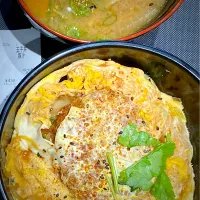 松のや 玉子丼豚汁 430円+クーポンコロッケ| すくらんぶるえっぐさん