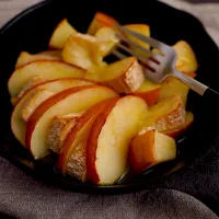 りんごとスモークカマンベールのスキレット焼き