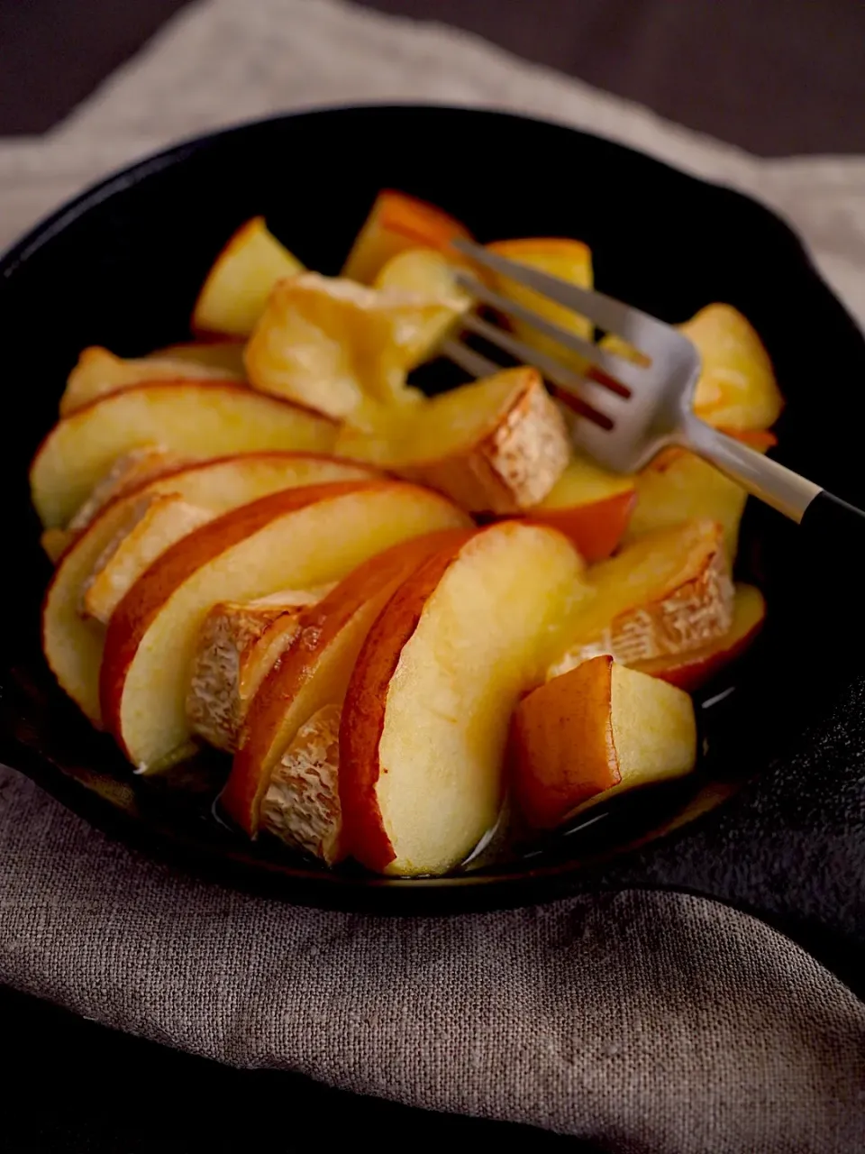りんごとスモークカマンベールのスキレット焼き|Junさん