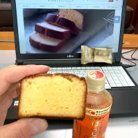 今日の昼ご飯　「パティスリー キハチ」さんの「パウンドケーキ バター」　今朝、藤沢のはやとのところから名古屋に戻り、そのまま出勤。途中、昼ご飯用の飲むヨーグルトを買い損ねたので、今日の昼ご飯は会社のパントリーに置いてあったお年賀のいただきものを一個、失敬しました。ほうじ茶は新横浜駅のホームで新幹線に乗る前に買いました。|なびさん