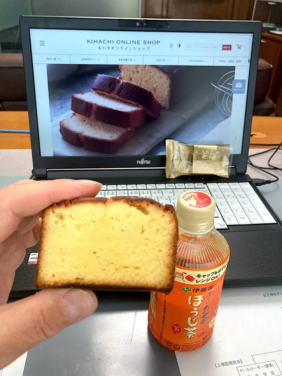 今日の昼ご飯　「パティスリー キハチ」さんの「パウンドケーキ バター」　今朝、藤沢のはやとのところから名古屋に戻り、そのまま出勤。途中、昼ご飯用の飲むヨーグルトを買い損ねたので、今日の昼ご飯は会社のパントリーに置いてあったお年賀のいただきものを一個、失敬しました。ほうじ茶は新横浜駅のホームで新幹線に乗る前に買いました。|なびさん