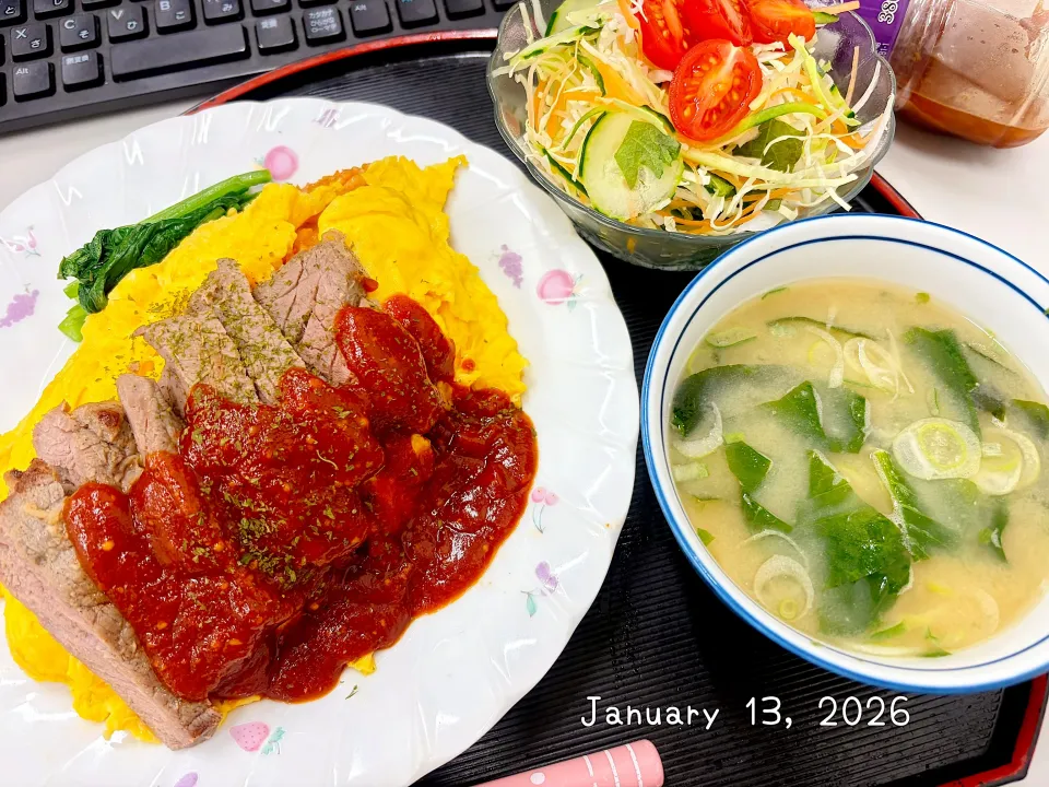 牛ローステーキ🥩乗せ オムライス🍅🍳🍚|Tsuu_chan‪ ·͜·♡‬さん