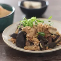 なすと鶏ひき肉のごまみそ炒め