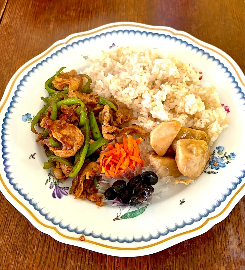 ランチ♯青椒肉絲♯里芋煮♯黒豆|小松菜さん