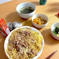 豚肉入り塩焼きそば、親子煮、温野菜、あおさのお味噌汁。|くろーぶやんさん