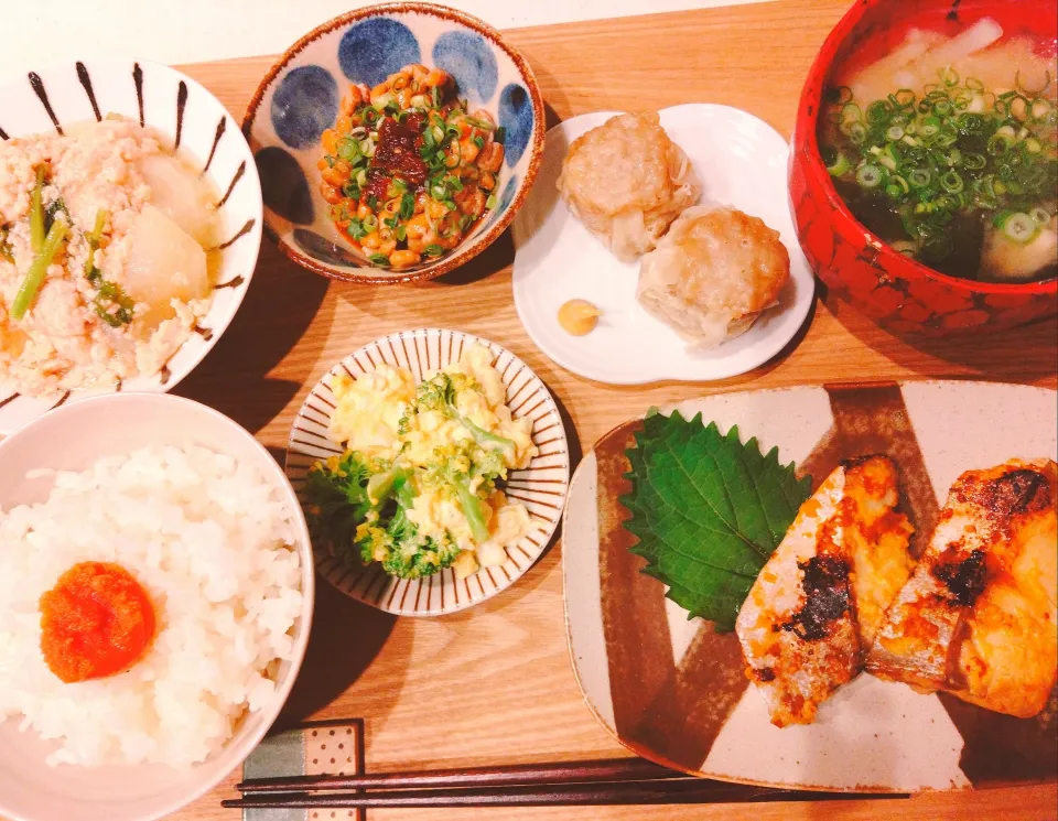 ブリの西京焼き、蕪とひき肉の中華餡、蓬莱のしゅうまい、ブロッコリーとタルタルのサラダ、納豆、明太子、お味噌汁|samさん