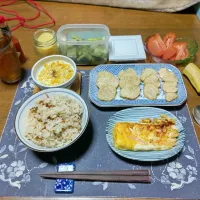 あさりの炊き込みご飯、ハムチーズ玉子焼き、スライスじゃがいもの素揚げ、バターコーン、トマト、納豆、野沢菜漬け、沢庵、六条麦茶、バナナ(夕飯)|enarinさん