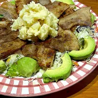 YouTubeでテレ東BIZ のを観ながら  #夕飯　アボカドサラダ敷きタレ染み込みビーフポテサラ乗せ|ms903さん