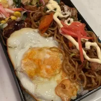 おっさん弁当　漬け物　俺のチンピラ　サラダ　揚げしゅうまい　焼きそば　目玉の親父|ひげおやじさん