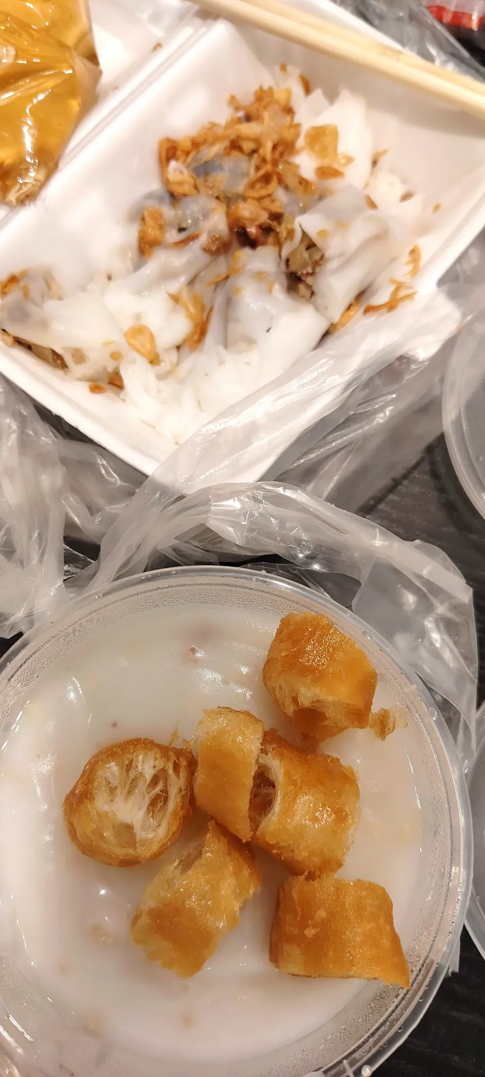 Morning takeaway breakfast at Hà Noi before hotel check out 🏩😋💖 porridge and pork steamed rice rolls 👋|🍒lynnlicious🍒さん